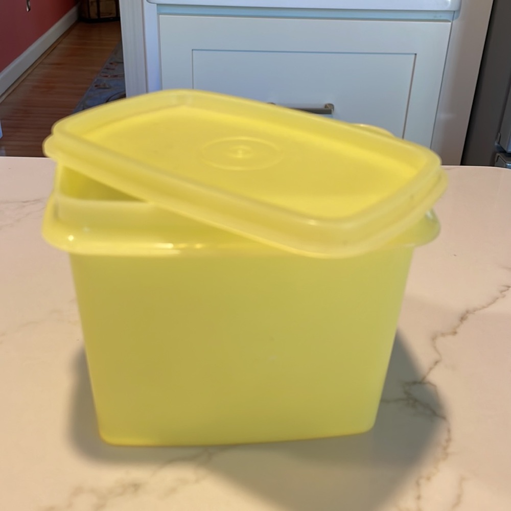 TUPPERWARE vintage yellow shelf saver storage container. Seals perfectly. EUC.